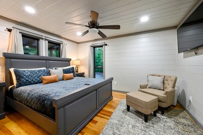 Romantic 1-Bedroom Cabin with Fireplace, Hot Tub & Nature Views Near Broken Bow - Broken Bow, Oklahoma - glamping.directory