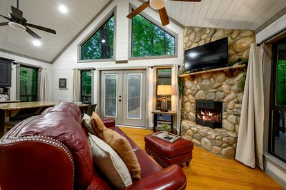 Romantic 1-Bedroom Cabin with Fireplace, Hot Tub & Nature Views Near Broken Bow - Broken Bow, Oklahoma - glamping.directory