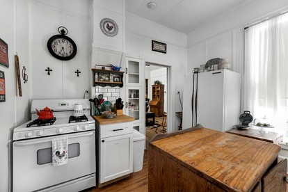 Pet Friendly, Rustic Cottage with Hot Tub and Charming Backyard, Perfect for a Weekend Escape from Austin, Texas - Fredericksburg, Texas - glamping.directory