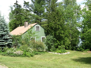 Family-Friendly Cabin Rental with Private Porch near Lake George, New York - glamping.directory