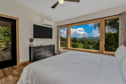 Romantic Mountain Retreat with Hot Tub and Panoramic Views Near Marshall, NC - Marshall, North Carolina - glamping.directory