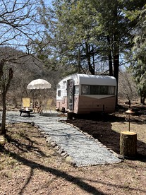 Vintage Shasta Camper for the best of NYC Glamping - Livingston Manor, New York - glamping.directory