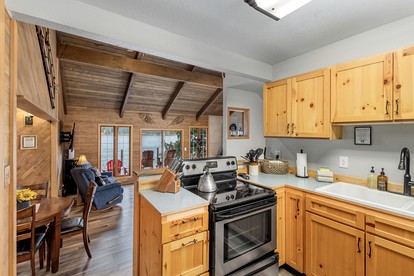 Incredible Lakefront Wooden Rustic Cabin with Foosball in Leavenworth, Washington - Leavenworth, Washington - glamping.directory