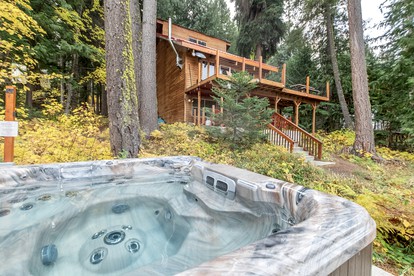 Incredible Lakefront Wooden Rustic Cabin with Foosball in Leavenworth, Washington - Leavenworth, Washington - glamping.directory