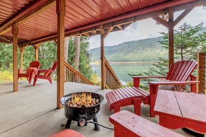Incredible Lakefront Wooden Rustic Cabin with Foosball in Leavenworth, Washington - Leavenworth, Washington - glamping.directory