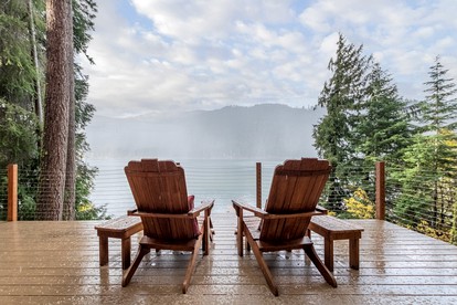 Incredible Lakefront Wooden Rustic Cabin with Foosball in Leavenworth, Washington - Leavenworth, Washington - glamping.directory