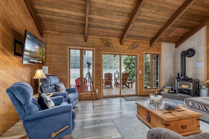 Incredible Lakefront Wooden Rustic Cabin with Foosball in Leavenworth, Washington - Leavenworth, Washington - glamping.directory