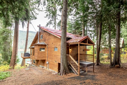 Incredible Lakefront Wooden Rustic Cabin with Foosball in Leavenworth, Washington - glamping.directory