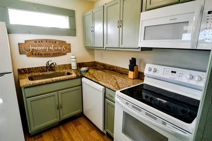 Adventure Basecamp Cottage with Private Hot Tub & Cozy Style in Copperhill, Tennessee - Copperhill, Tennessee - glamping.directory
