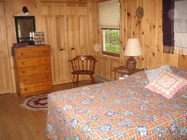 Charming Cabin with Serene Lake Views for a Family Getaway near Pittsfield, Massachusetts - Pittsfield, Massachusetts - glamping.directory