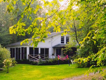 Charming Cabin with Serene Lake Views for a Family Getaway near Pittsfield, Massachusetts - Pittsfield, Massachusetts - glamping.directory