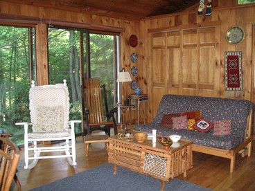 Charming Cabin with Serene Lake Views for a Family Getaway near Pittsfield, Massachusetts - Pittsfield, Massachusetts - glamping.directory