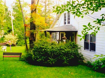 Charming Cabin with Serene Lake Views for a Family Getaway near Pittsfield, Massachusetts - Pittsfield, Massachusetts - glamping.directory