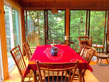Charming Cabin with Serene Lake Views for a Family Getaway near Pittsfield, Massachusetts - Pittsfield, Massachusetts - glamping.directory