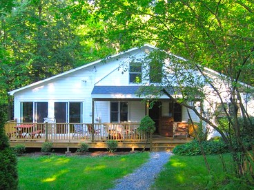 Charming Cabin with Serene Lake Views for a Family Getaway near Pittsfield, Massachusetts - glamping.directory