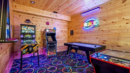 Luxurious Cabin with Game Room and Hot-tub in Sevierville, Tennessee - Sevierville, Tennessee - glamping.directory