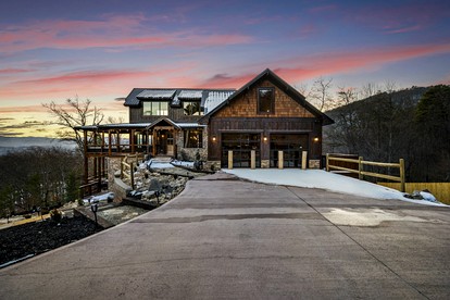 Luxurious Cabin with Game Room and Hot-tub in Sevierville, Tennessee - glamping.directory