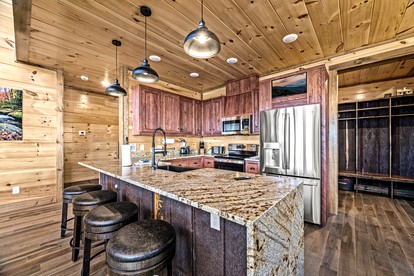 Luxurious Cabin with Game Room and Hot-tub in Sevierville, Tennessee - Sevierville, Tennessee - glamping.directory