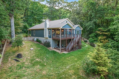 Cozy Spacious Cabin with Beautiful Hiking Trails in Tennessee - glamping.directory