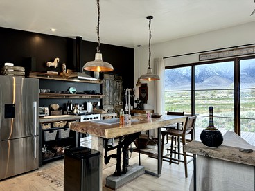 Luxury Design Rental with Breathtaking Mountain Views in Lone Pine, California - Lone Pine, California - glamping.directory