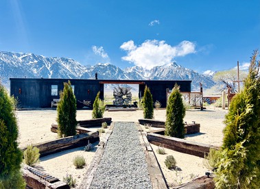 Luxury Design Rental with Breathtaking Mountain Views in Lone Pine, California - Lone Pine, California - glamping.directory