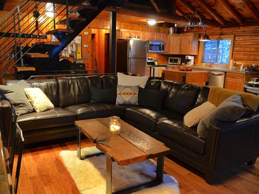 Superb Log Cabin Rental for Groups near Munising and Pictured Rocks National Lakeshore, Michigan - Shingleton, Michigan - glamping.directory