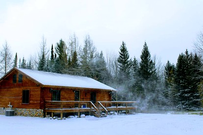 Superb Log Cabin Rental for Groups near Munising and Pictured Rocks National Lakeshore, Michigan - Shingleton, Michigan - glamping.directory