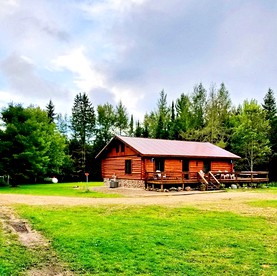 Superb Log Cabin Rental for Groups near Munising and Pictured Rocks National Lakeshore, Michigan - glamping.directory