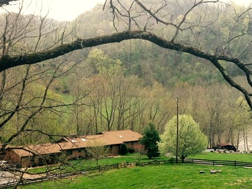 Riverside Cabin with a Hot Tub by Creeper Trailhead in Virginia - Abingdon, Virginia - glamping.directory