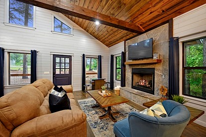 Romantic Luxury Cabin with Elevated Gazebo near Broken Bow, Oklahoma - Broken Bow, Oklahoma - glamping.directory