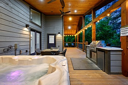 Romantic Luxury Cabin with Elevated Gazebo near Broken Bow, Oklahoma - Broken Bow, Oklahoma - glamping.directory