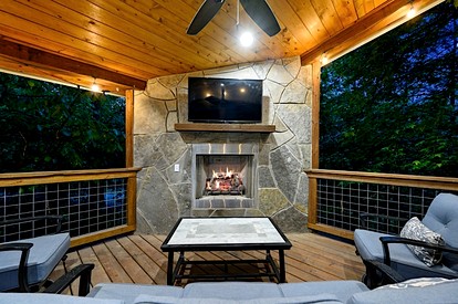 Romantic Luxury Cabin with Elevated Gazebo near Broken Bow, Oklahoma - Broken Bow, Oklahoma - glamping.directory