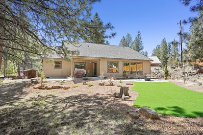 Fantastic Glamping Getaway to Oregon: Luxury Cottage with a Hot Tub in Bend near the Deschutes National Forest - glamping.directory