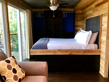 Woodland Log Cabin Rental in the Foothills of the Blue Ridge Mountains, Georgia - Dahlonega, Georgia - glamping.directory