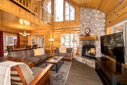 Beautiful Rustic Cabin with Hot-Tub and Pool Table in California - Big Bear Lake, California - glamping.directory