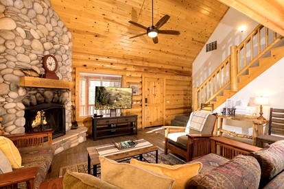 Beautiful Rustic Cabin with Hot-Tub and Pool Table in California - Big Bear Lake, California - glamping.directory