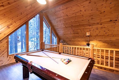 Beautiful Rustic Cabin with Hot-Tub and Pool Table in California - Big Bear Lake, California - glamping.directory
