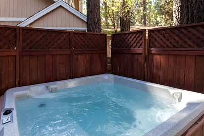 Beautiful Rustic Cabin with Hot-Tub and Pool Table in California - Big Bear Lake, California - glamping.directory