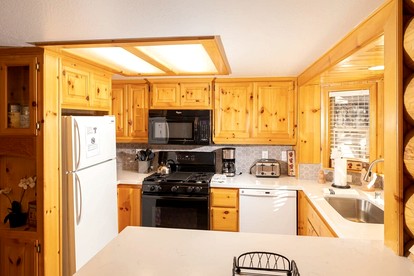 Beautiful Rustic Cabin with Hot-Tub and Pool Table in California - Big Bear Lake, California - glamping.directory