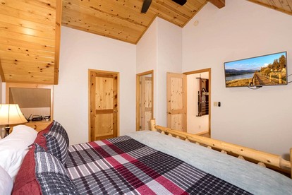Beautiful Rustic Cabin with Hot-Tub and Pool Table in California - Big Bear Lake, California - glamping.directory