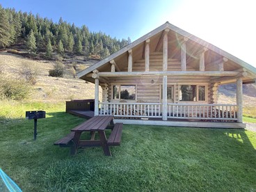 Rocky Mountains Nature Escape: Amazing Log Cabin in Darby, MT - Darby, Montana - glamping.directory