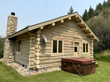 Rocky Mountains Nature Escape: Amazing Log Cabin in Darby, MT - Darby, Montana - glamping.directory