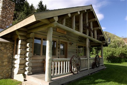 Rocky Mountains Nature Escape: Amazing Log Cabin in Darby, MT - glamping.directory