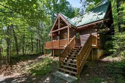 Wooden Secluded Cabin with Jacuzzi and Pool Table in Tennessee - glamping.directory