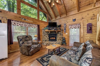 Wooden Secluded Cabin with Jacuzzi and Pool Table in Tennessee - Sevierville, Tennessee - glamping.directory
