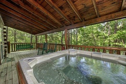 Wooden Secluded Cabin with Jacuzzi and Pool Table in Tennessee - Sevierville, Tennessee - glamping.directory