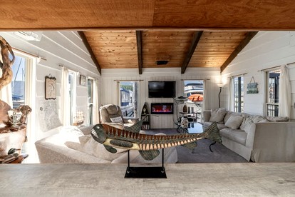 Unique Floating Home on Lake Pend O'reille near Coeur d’Alene, Perfect for a Weekend on the Water - Bayview, Idaho - glamping.directory