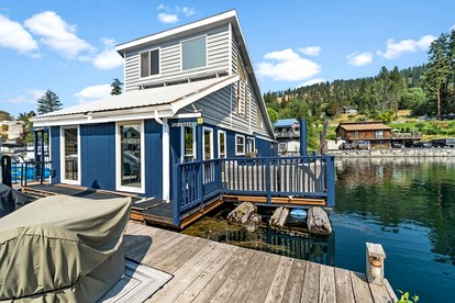 Unique Floating Home on Lake Pend O'reille near Coeur d’Alene, Perfect for a Weekend on the Water - glamping.directory