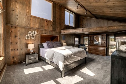 Unique Floating Home on Lake Pend O'reille near Coeur d’Alene, Perfect for a Weekend on the Water - Bayview, Idaho - glamping.directory