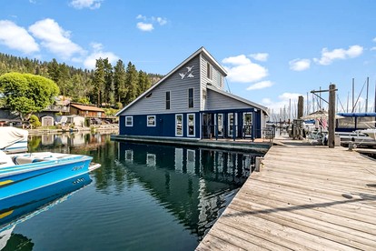 Unique Floating Home on Lake Pend O'reille near Coeur d’Alene, Perfect for a Weekend on the Water - Bayview, Idaho - glamping.directory